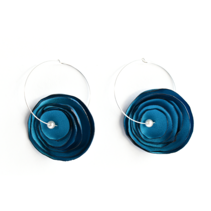 Blue roses earrings in hook.png